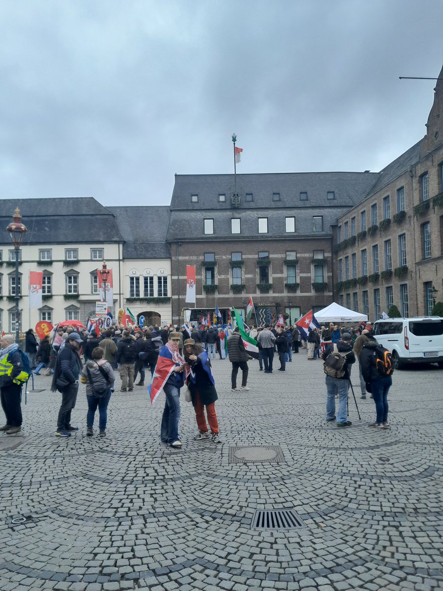 reclaimrosalux1's tweet photo. Wir beenden in #Düsseldorf. Zum Schluss noch ein Bild vor dem Rathaus und ein Auszug aus der "Düsselstimme" der MLPD - wir entdeckten noch mehr Fahnen des Mullah-Regimes. https://t.co/Y1TATAdHRp