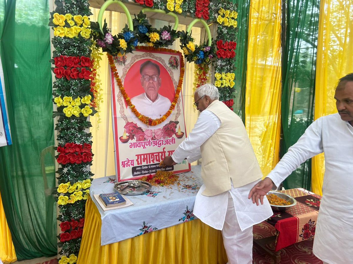 BabuSinghKush5's tweet image. विधानसभा क्षेत्र बदलापुर में ग्राम देवरामपुर निवासी, अर्जक संघ के संस्थापक सदस्य एवं पूर्व राष्ट्रीय संगठन मंत्री श्री रामाश्चर्य यादव (नेता) जी के निधन पर आज उनके आवास पर आयोजित शोकसभा में पहुंचकर पुष्पांजलि अर्पित किया।

#Badlapur #Jaunpur