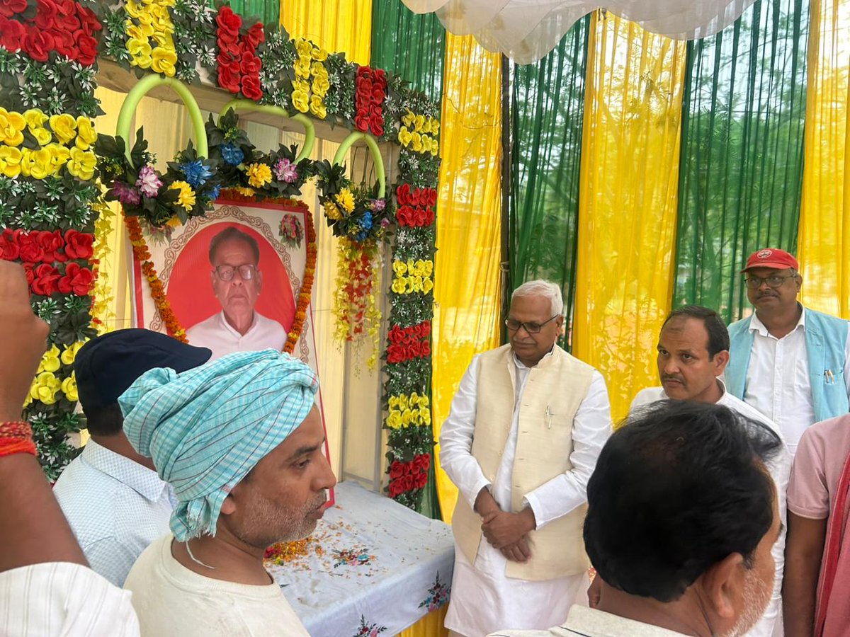 BabuSinghKush5's tweet image. विधानसभा क्षेत्र बदलापुर में ग्राम देवरामपुर निवासी, अर्जक संघ के संस्थापक सदस्य एवं पूर्व राष्ट्रीय संगठन मंत्री श्री रामाश्चर्य यादव (नेता) जी के निधन पर आज उनके आवास पर आयोजित शोकसभा में पहुंचकर पुष्पांजलि अर्पित किया।

#Badlapur #Jaunpur