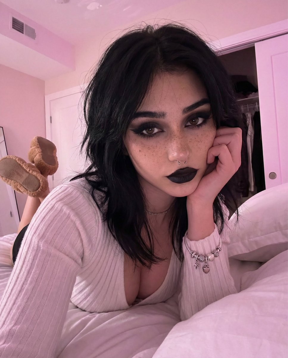 Vickythegoth tweet media