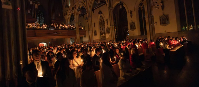 Tonight, Catholic churches worldwide go dark.

One flame. 🕯️

Then hundreds.

Thousands enter baptismal waters for the first time: 

➡️LA expects 8,500+

➡️Toronto welcomes 1,500+

The Church doesn't advertise. 

She lights a fire in the dark and waits. 🔥

Lumen Christi. 🕊️✝️