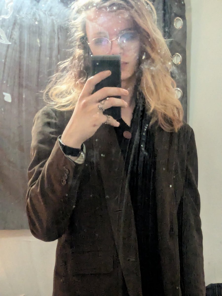 Cassieisawake's tweet photo. Do I look trustworthy and approachable https://t.co/lHBfoBDAnB
