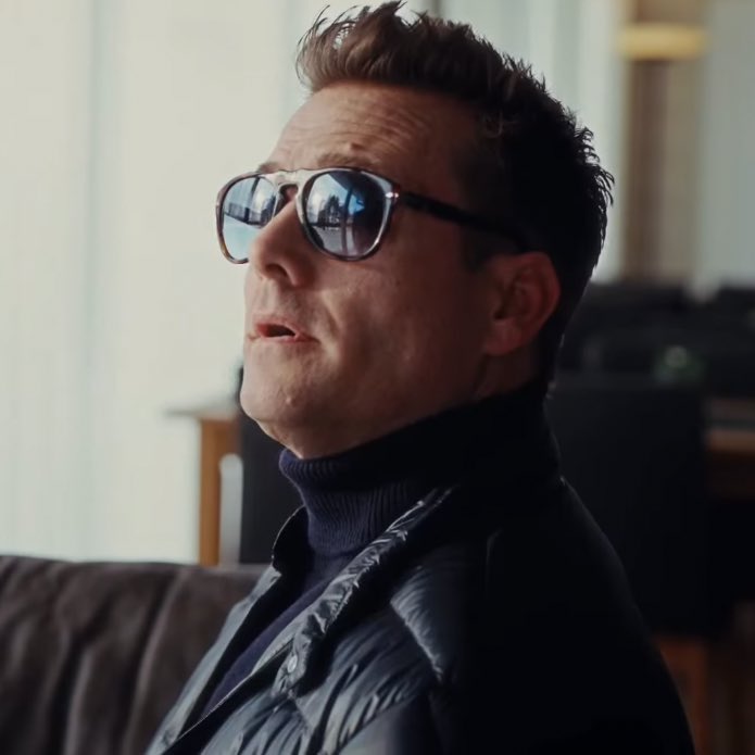 celiceoof's tweet photo. PUT THE GLASSES DOWN SIR I AM TRYING TO FUNCTION AS A HUMAN BEING https://t.co/0yahng10v9