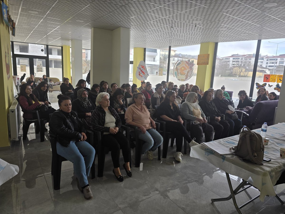 Genel Cerrahi Uzmanı Op.Dr.Özcan Uçar'ın katılımıyla Meme Kanseri Erken Teşhis ve tedavi yöntemi konusunda kadınlarımıza bilgilendirme yaptık. Katılım sağlayan hocamız ve kadınlarımıza teşekkür ediyoruz. #erkenteşhishayatkurtarır