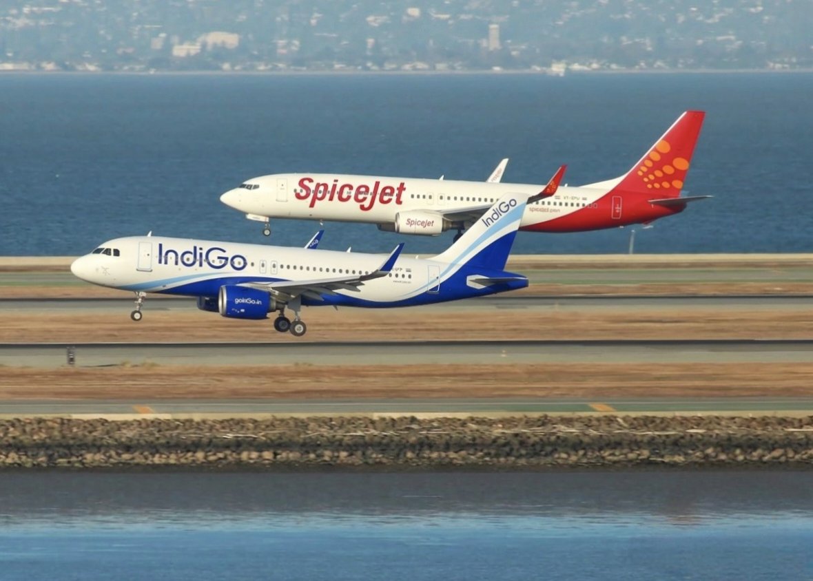 _aeroconcepts_'s tweet image. Parallel Landing at San Francisco by #IndiGo (Airbus A320neo) and #SpiceJet (Boeing 737-900). What a historical moment this is !! Thank you @IndiGo6E &amp;amp; @flyspicejet 💙❤️