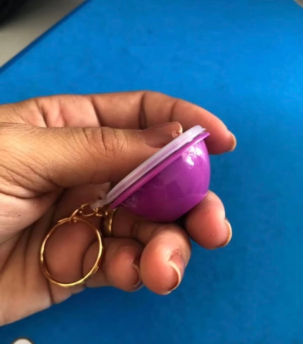 kafklore's tweet photo. o vício em tupperware chegou nas minúsculas causas e agora tem até chaveirinho pra levar o sal kkkkkkk https://t.co/fL2S7uOs6B