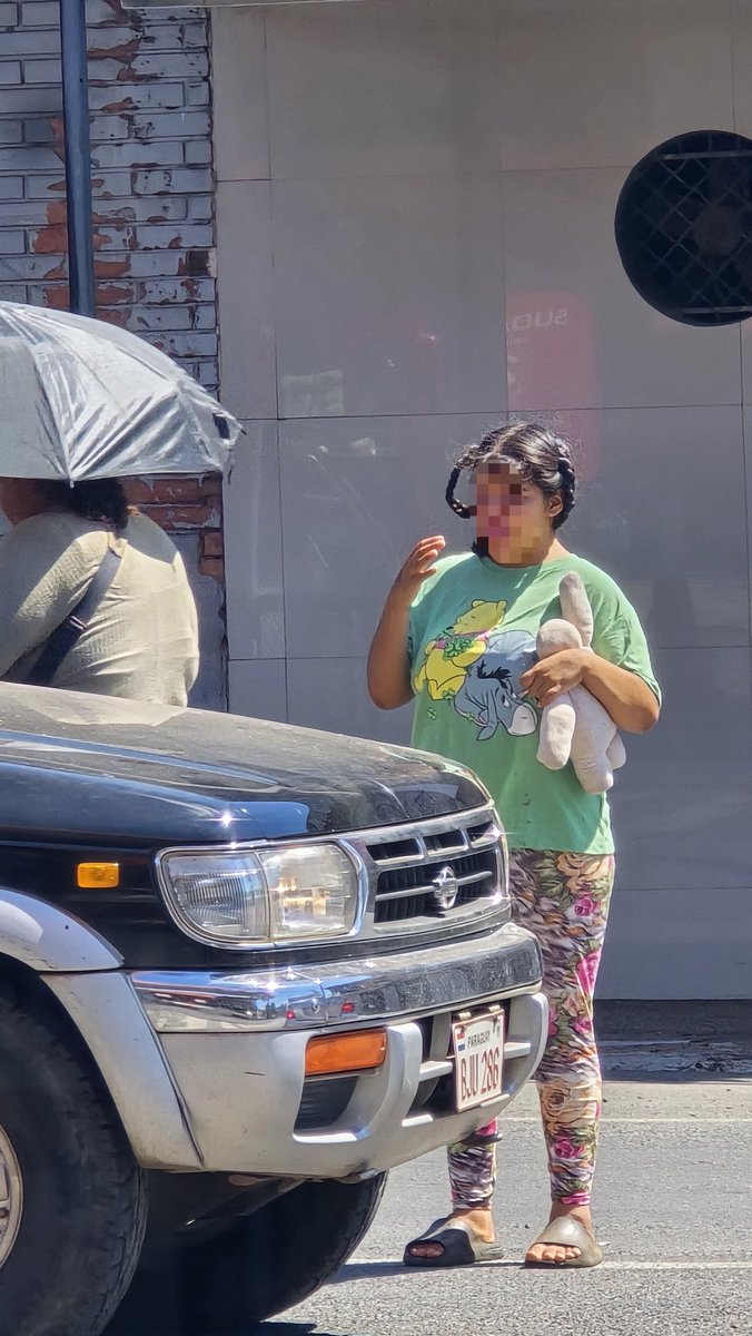 berenicepy's tweet photo. Ruta Departamental 027 y Buenos Aires, San Lorenzo, en medio de la avenida a pleno sol. no es la primera vez que llamo al 147 y aún continúan en ese lugar. esta niña está siendo explotada. hagan algo YA! @MINNAParaguay @WalterGCpy https://t.co/Z6tqWAhfIY