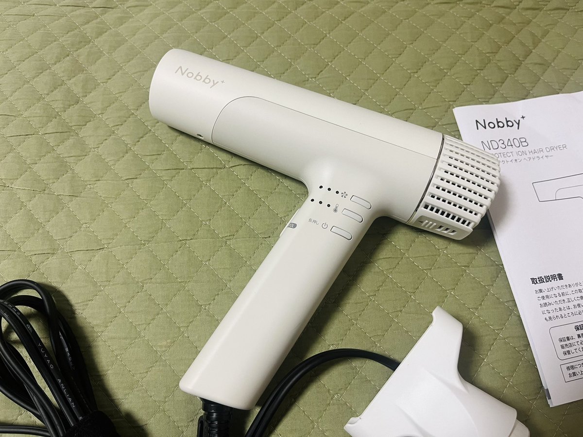 mihokohi's tweet photo. 年末宿泊したホテルにこのヘアドライヤーがあってさ、コンパクトなのに大風量なところに惚れちゃって。製品名を頭の中にメモっておいた。そしてうちのドライヤーが壊れたのでついに購入したのだ。満足😙それにしてもコード長いね…
#TESCOM https://t.co/XhLJymdBhP