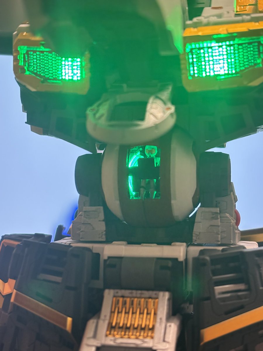 胸フレーム塗装から組み上げまでほぼ丸一日かかった💧
思ったより光量あるね
#PGUνガンダム