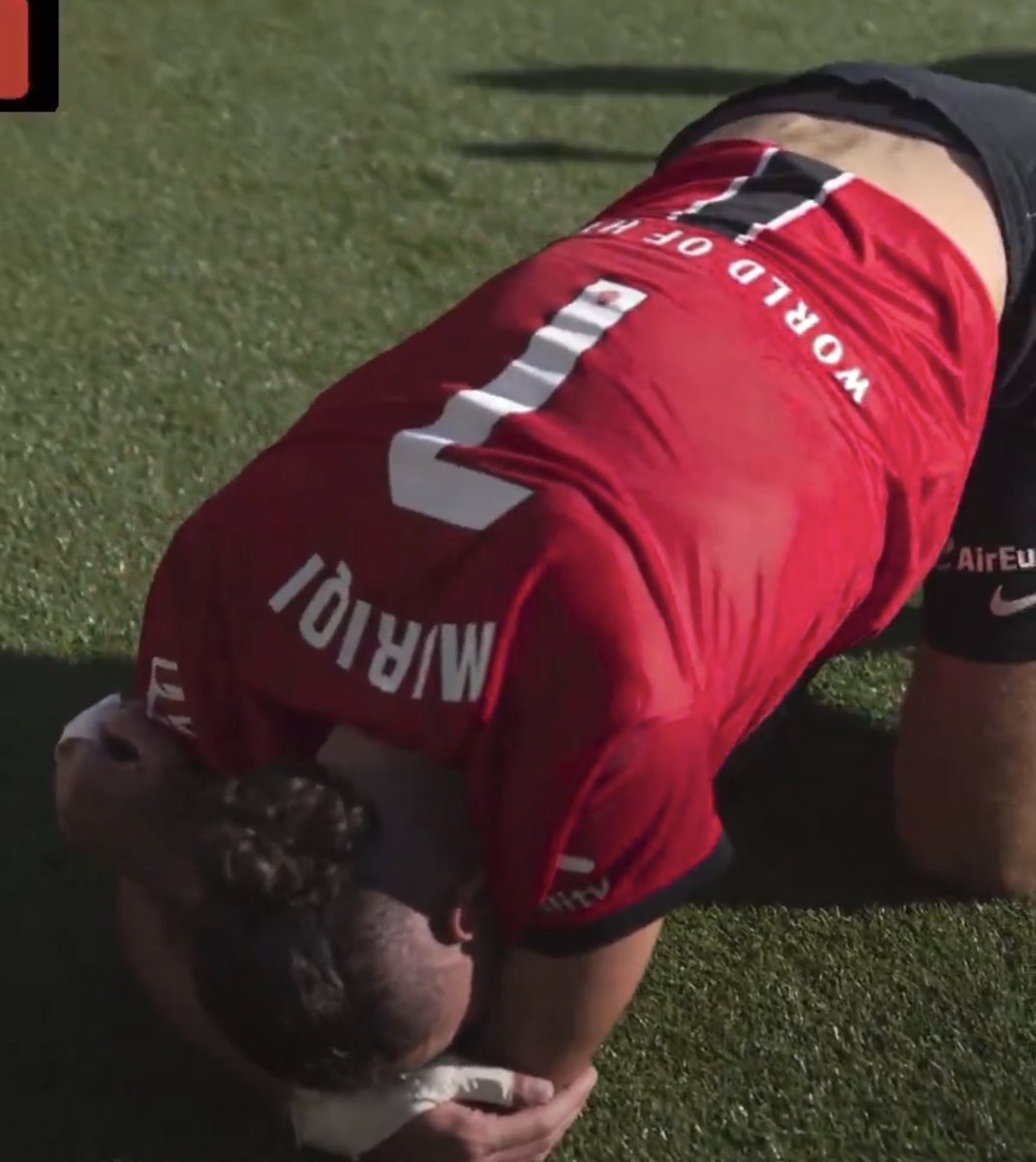 TouchlineX's tweet photo. 🚨 Vedat Muriqi was in tears after scoring against Real Madrid to win Mallorca the game.

• This week, his country Kosovo failed to qualify for the World Cup.
• This goal takes him just one goal away from Samuel Eto's club record.
• The goal was a winner against Real Madrid. https://t.co/jehdsg2dj8