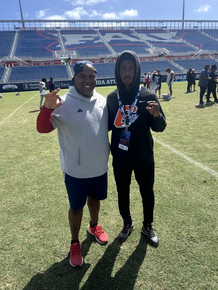 deril59373's tweet photo. At FAU with coach @CoachDJ_WRA 👌!! https://t.co/nFxd7xslRH
