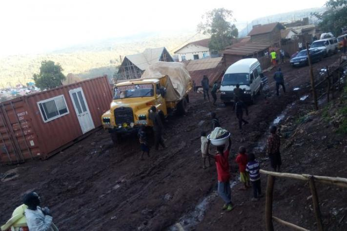 mediacongo's tweet photo. #Bukavu: Un effondrement spectaculaire de la #RN2 est signalé au niveau du quartier #Cahi, dans la commune de #Bagira. Cette dégradation coupe la liaison entre la ville et les territoires de #Walungu et #Mwenga, paralysant le trafic économique et le transport des personnes
https://t.co/ZipwqPiGqt