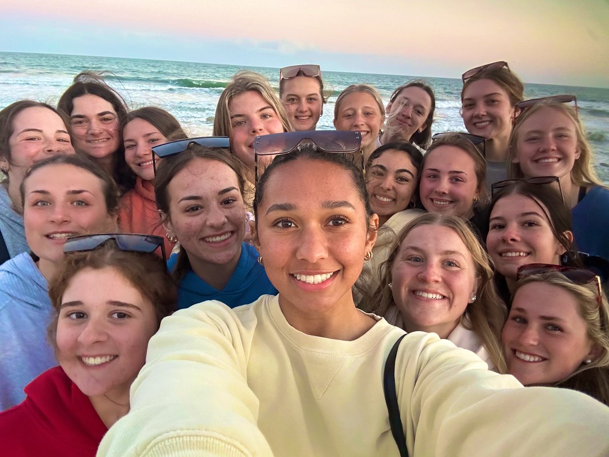 _YHSsoftball's tweet photo. for approving the trip. Our team has grown so much together over the last week and we are looking forward to what the memories we can continue to make this season!! #yeahhhhh #pressureisaprivilege 🦊 🥎 https://t.co/vh51zerH0e
