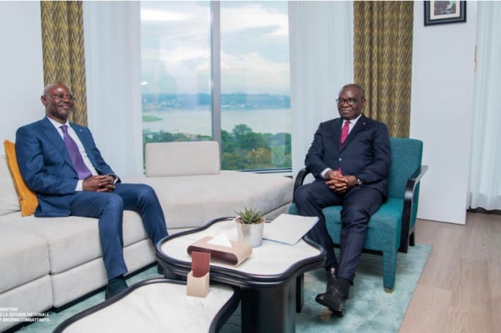 mediacongo's tweet photo. Coopération #RDC-#RepCongo: #Kinshasa et #Brazzaville renforcent leur coopération militaire pour sécuriser leurs frontières communes le long du #fleuveCongo. Les ministres de Défense des deux pays ont convenu d'intensifier les patrouilles conjointes et l'échange de renseignements afin de lutter contre l'insécurité transfrontalière et les mouvements suspects
https://t.co/5MEFHNJ0ES