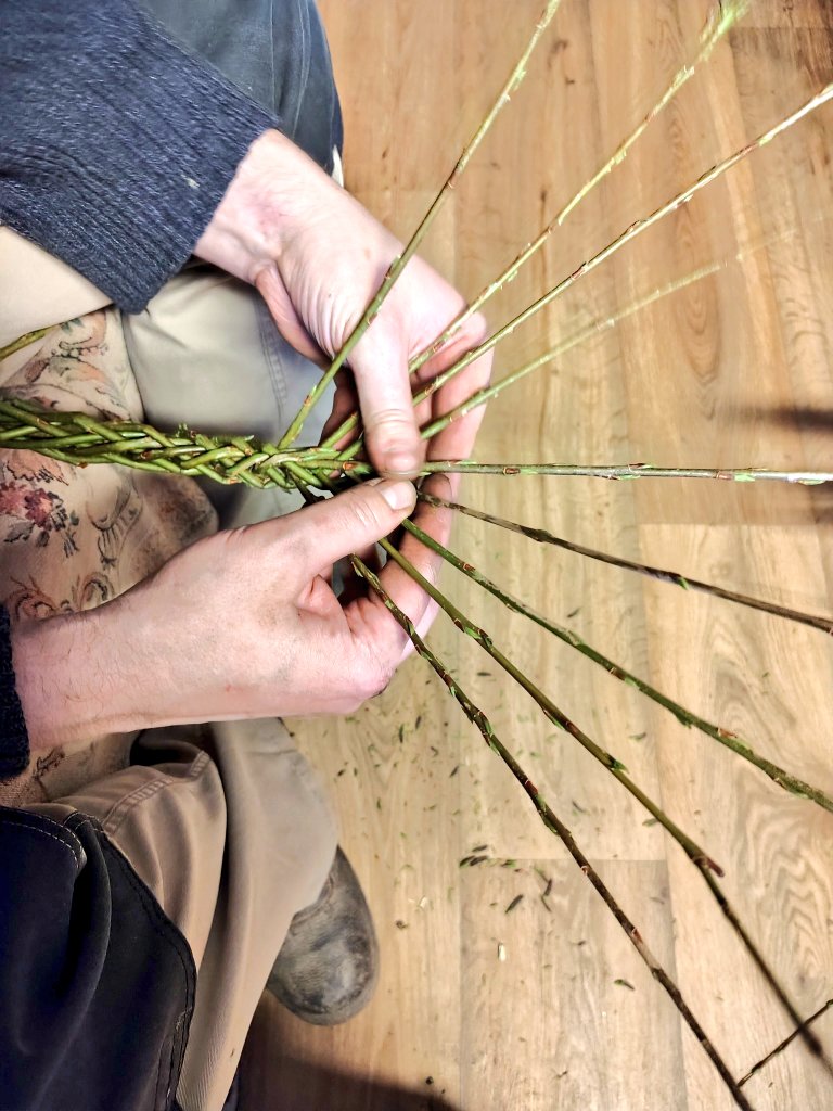 Soleil_cz's tweet image. Můj venkovan muž když přijede z Prahy na venkov ... a jako bonus, klíč od kostela 🤩 #Velikonoce #pomlazka