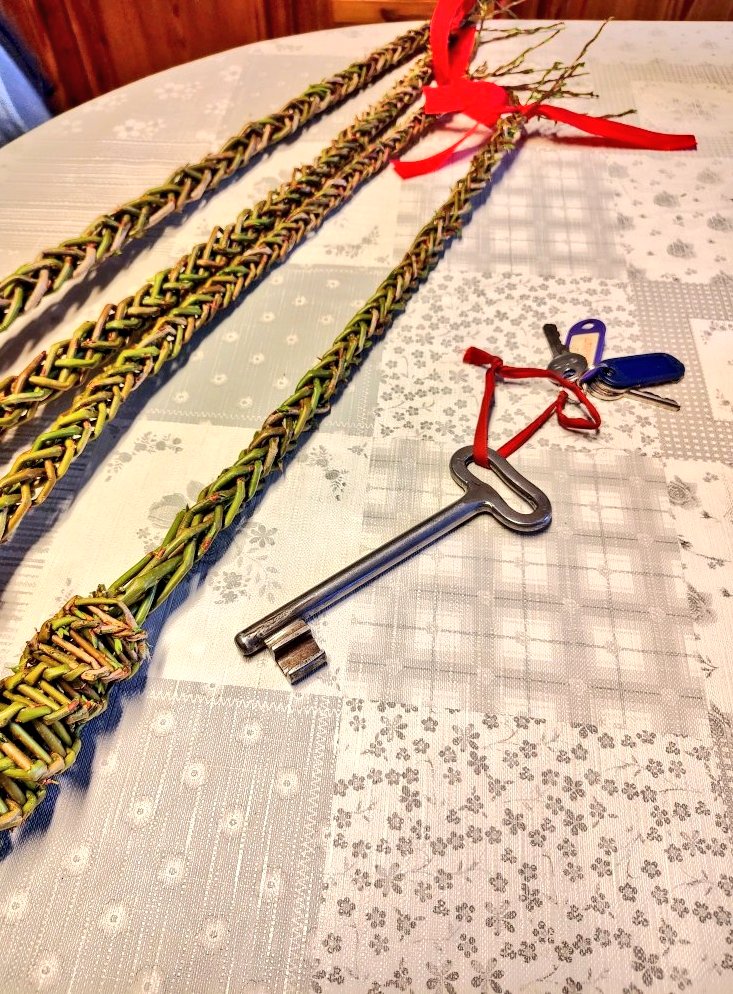 Soleil_cz's tweet image. Můj venkovan muž když přijede z Prahy na venkov ... a jako bonus, klíč od kostela 🤩 #Velikonoce #pomlazka