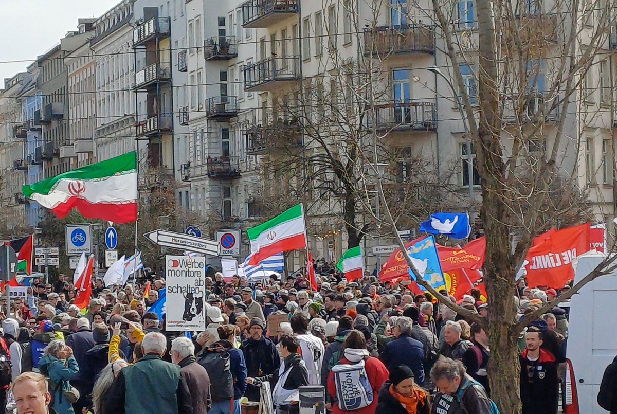 #b0404 Beim rechtsoffenen #Ostermarsch laufen Menschen mit Fahnen der VVN und der Partei "Die Linke" ohne das geringste Störgefühl zwischen Fahnen des mörderischen islamofaschistischen Mullah-Regimes. 

Das ist eine intellektuelle, politische und moralische Bankrott-Erklärung!