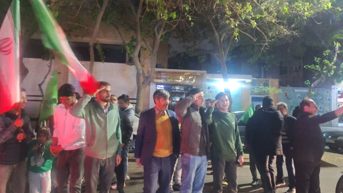 سلام فرمانده 
سید مجید موسوی جان خیالتان راحت خیابان با ما میدان با شما با خیال راحت بزنید که خوب میزنید ما هر شب تا آخر شب کف خیابانیم 🇮🇷

#تا_پای_جان_برای_ایران
#میهن_سرافراز
