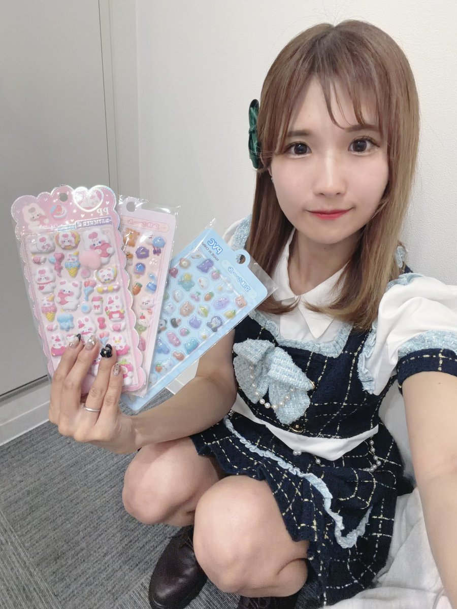 pompom__sae's tweet photo. ライブとカフェとありがとうございました！！めちゃくちゃ緊張したけどみなさんあったかく迎えてくれて嬉しかった〜🥹🫶みょんさんとidoledのあるとちゃんと一緒にシール交換もして楽しい一日でした(  ◜ᴗ◝  )🩷 https://t.co/LkXn6gN6zy