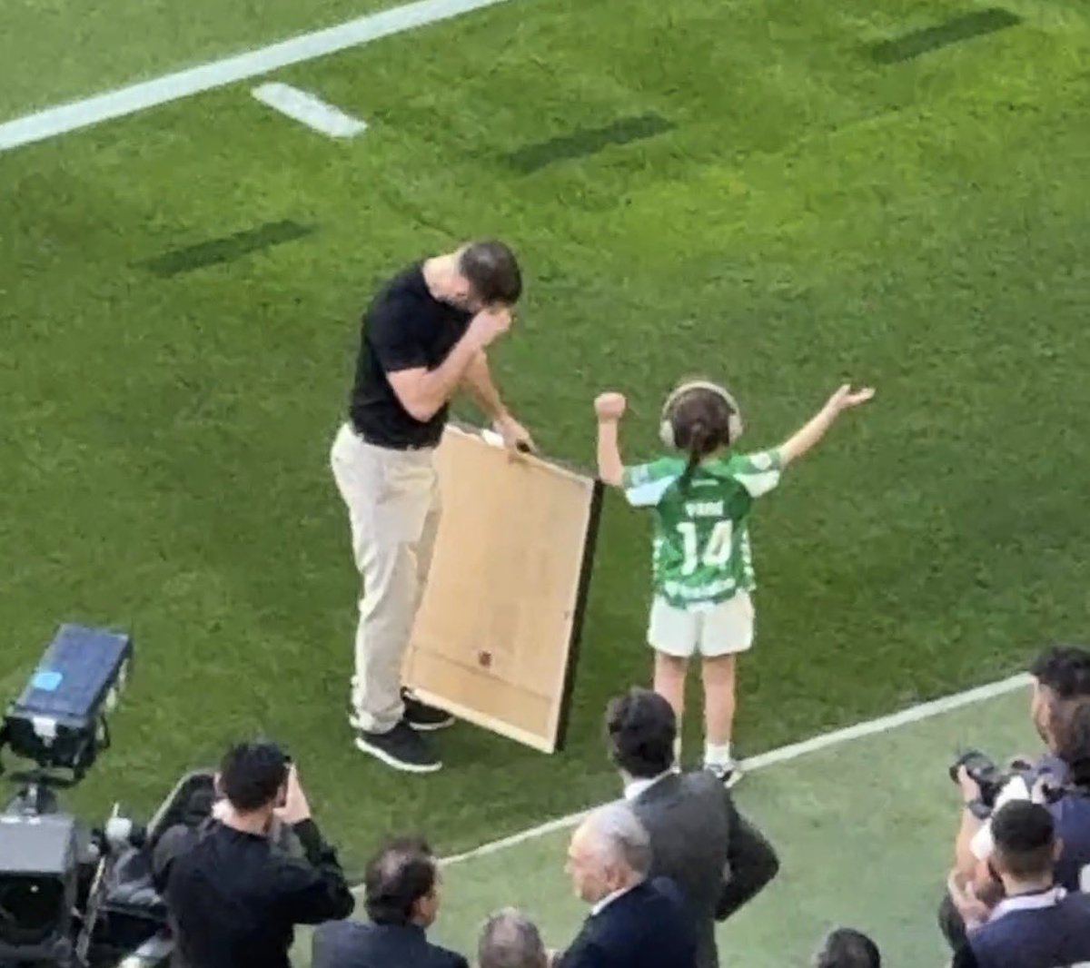 👏🏼💚 El <a href="/RealBetis/">Real Betis Balompié 🌴💚</a> homenajea a Riza Durmisi en La Cartuja.

🥲 El exjugador verdiblanco no pudo contener las lágrimas cuando la afición coreó su nombre en forma de agradecimiento.

#ZonaMixta