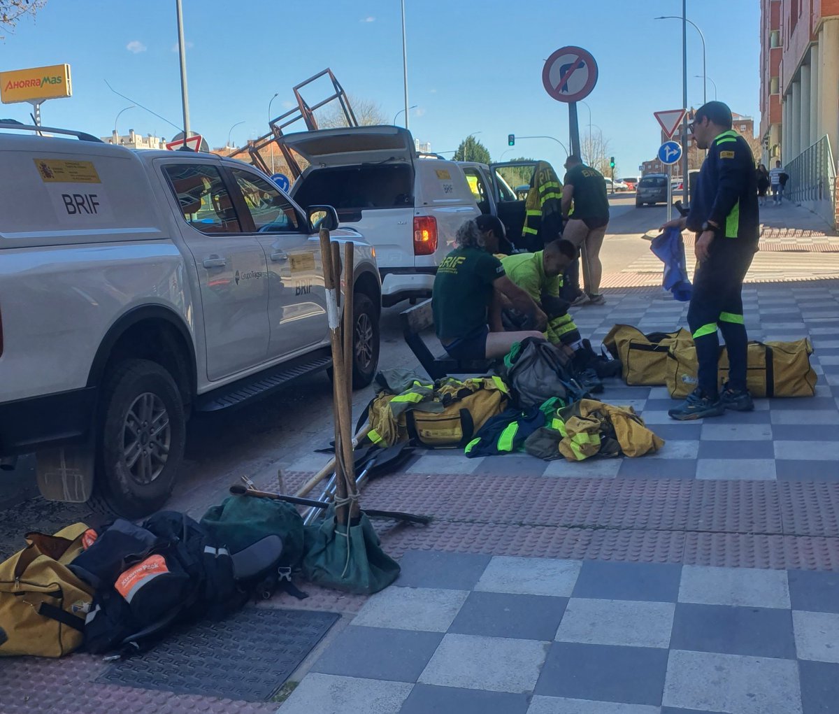 <a href="/BRIFpradotwit/">#BRIF Cuenca #BBFF</a> tras equiparse en la calle,vamos de camino del #IFHenarejos en #Cuenca [18:15h.]
Somos lxs #BomberosForestales del <a href="/mitecogob/">Transición Ecológica y Reto Demográfico</a>
Las #BRIF