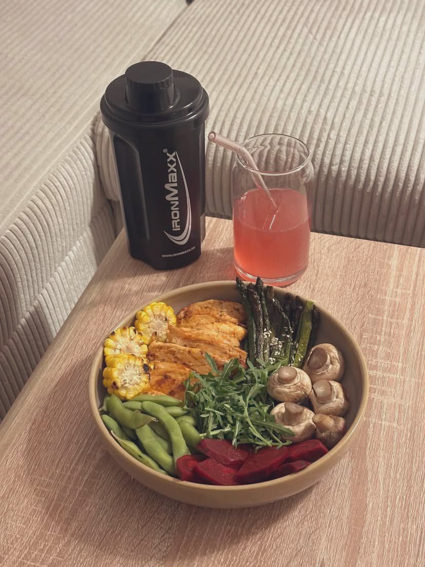 NiqabiSist4r's tweet photo. Crushed a solid gym session 🔥
Now refueling with a well-earned post-workout meal. Protein + carbs hitting just right 💪🍗
Nothing beats that post-gym hunger satisfied.
Who else lives for this combo?
#GymLife #PostWorkoutMeal #FitnessJourney https://t.co/v0bX9su32u