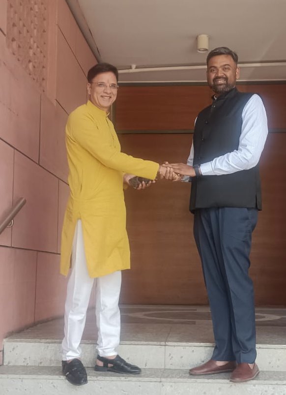 भाजपा राष्ट्रीय महामंत्री तथा सांसद श्री <a href="/ArunSinghbjp/">Arun Singh</a> जी को जन्मदिन पर हार्दिक बधाई.संघ के श्री विवेक जी दढकर,राष्ट्रीय कार्यालय के श्री सरवेंदर जी एवं भाजपा के राष्ट्रीय 
प्रवक्ता श्री<a href="/IGuruPrakash/">Dr. Guru Prakash Paswan</a> जी एवं जेडीयु के राष्ट्रीय कोषाध्यक्ष श्री मिथिलेश प्रसाद जी से आत्मीय भेंट हुई.