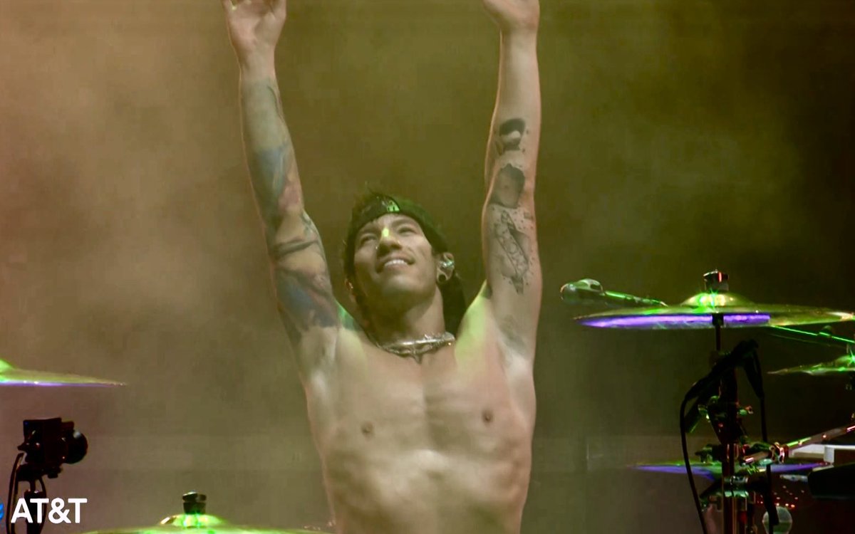 ley Ψ osheaga tweet media