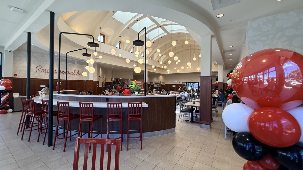 hawaii_isla808's tweet image. The new Chick-fil-A at Kapiʻolani &amp;amp; Kalākaua is huge inside 🍗 It took over the former Honolulu Coffee building and has a lot more seating and space than other locations. Nice new spot near the Hawaii convention center. #hawaii #chickfilakapiolani #chickfila #chickfilahawaii