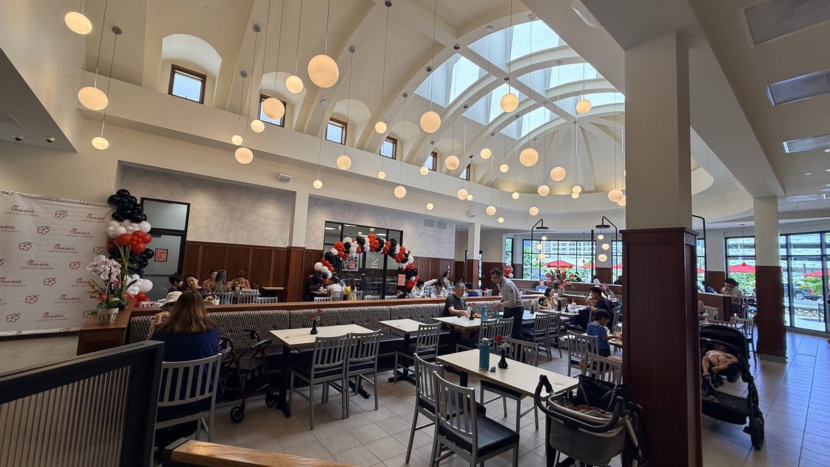 hawaii_isla808's tweet image. The new Chick-fil-A at Kapiʻolani &amp;amp; Kalākaua is huge inside 🍗 It took over the former Honolulu Coffee building and has a lot more seating and space than other locations. Nice new spot near the Hawaii convention center. #hawaii #chickfilakapiolani #chickfila #chickfilahawaii