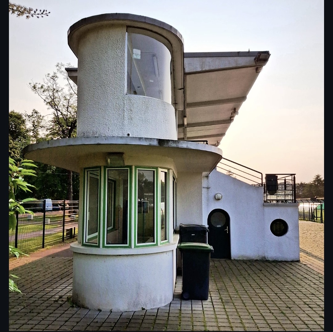 De_Dwarslat's tweet image. Noord-Frankrijk viert weer Printemps d'Art Déco. Die bouwstijl was de trend na #ww1, toen hier veel herbouwd werd. Ook stadions.
#artdeco  #stadiums