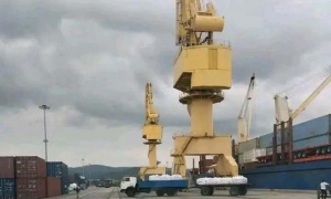 🚢ǀ El buque Lucky Hong atracó en el puerto Guillermón Moncada con un cargamento de arroz🍚, donado por el Gobierno de la República Popular China, que será destinado a la canasta familiar normada correspondiente al mes de abril.
🔗acortar.link/ItyfvP
#CubaChina65  🇨🇺🤝🇨🇳