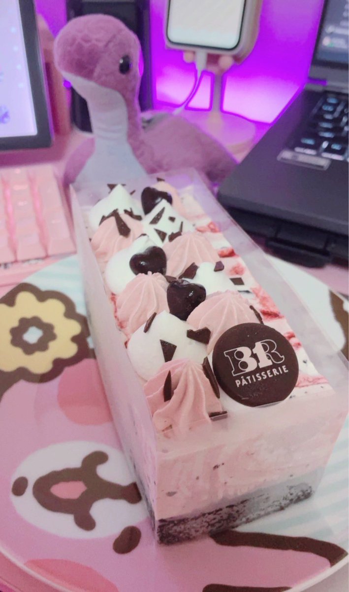MaryScFamily's tweet photo. お誕生日のお祝いありがとうございました！

そして今年のまりぃのケーキ🎂🍓🍫
31で一番好きなフレーバーのラブポーションのアイスケーキが丁度誕生日の日に発売してて買っちゃった！

今年はお休みがちになりますがまたパワーアップして帰ってくるのでよろしくお願いします🙏♥️ https://t.co/etm6TwBSeV