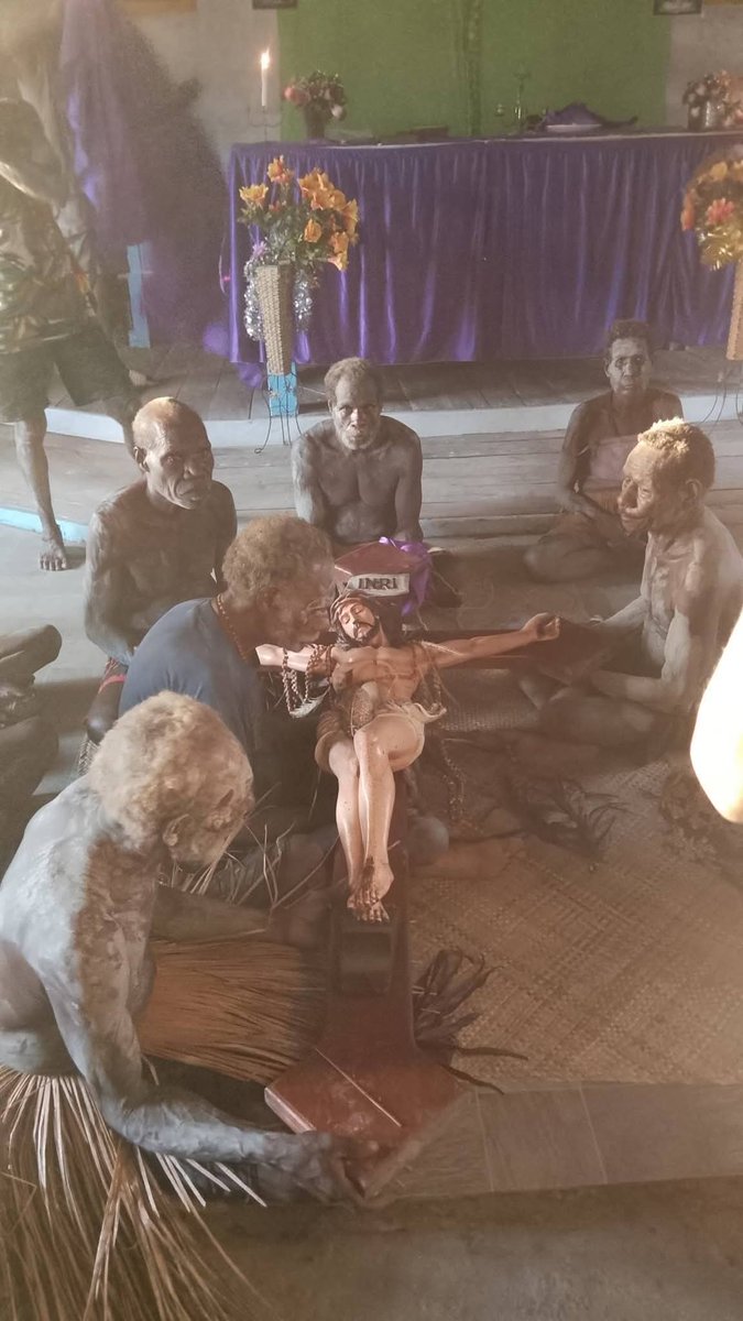 Mulalt_'s tweet photo. Masyarakat adat Malind Bob Kimaam melumuri badan dengan lumpur putih sambil meniduri Salib Yesus dan menyanyikan lagu lagu adat mengenang kematian sang juru selamat.
Lokasi mereka masuk proyek PSN
#JumatAgung #KematianKristus #KatolikInkulturasi #Kimaam #Merauke #PapuaSelatan https://t.co/SvDnI0MDNE