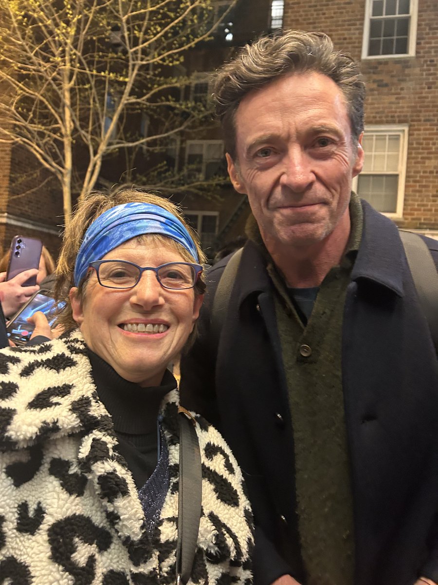 Gal22Sunshine's tweet photo. #TheHow (#5)
He turned around & I said hi; put my goodie bag in his hands. Now he & @sfosternyc have their own Healing Headband plus wristbands along w/ my promotional material. I can’t wait to see them model their Healing Headbands around #NYC.
#TaDa www.HealingHeadbands https://t.co/F8ZcG3PIlm