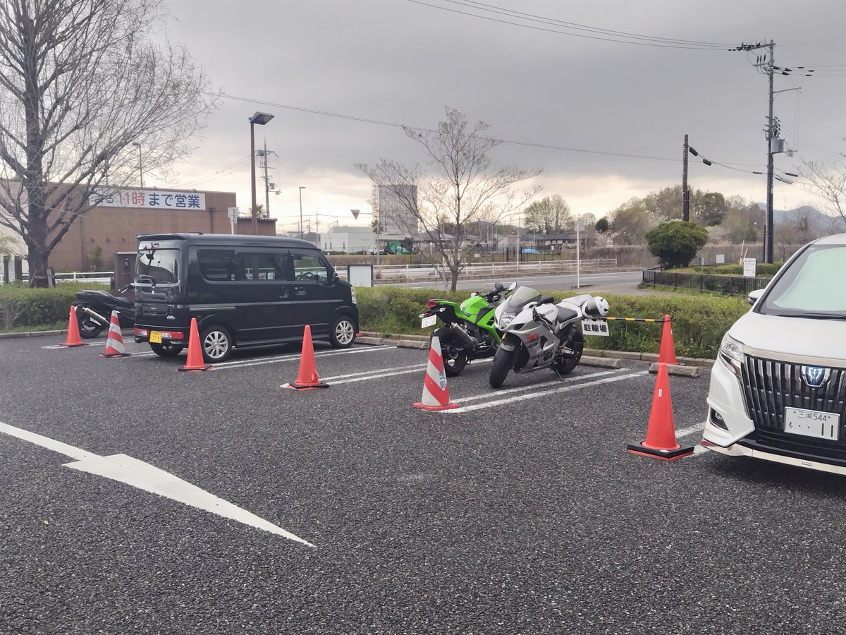 トモッチ tweet media