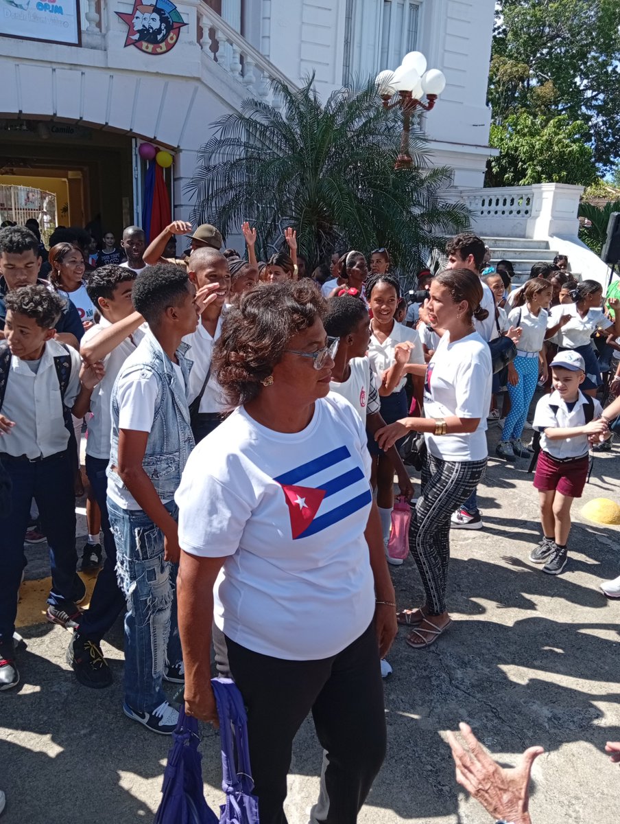 RaulSamon's tweet photo. Gran fiesta por el 4 de abril en #SantiagoDeCuba felicidades Pioneros @CubaMined @dpes https://t.co/NL9WeTRYQW