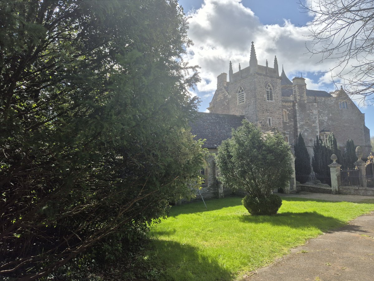 TheHistoryMouse's tweet photo. And as Mouse move on, what of the church of #StGeorgeHanham #Gloucestershire? Another Mouse can't give a #MusVisit rating as she didn't get inside. This is a pretty area though and Mouse suspects the church interior is rather lovely. If you visit, hopefully you will be luckier https://t.co/UxCEatkaOT