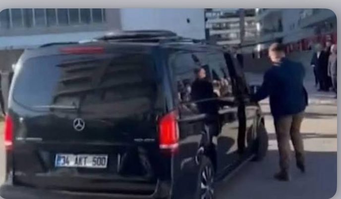 📌Nedir bu Özgür Özel’in arabalardan çektiği?

Yoksa Aziz İhsan Aktaş’ın arabası gibi hor kullanılmış olabilir mi?

<a href="/bulentgrsy/">Bülent Gürsoy</a> <a href="/eczozgurozel/">Özgür Özel</a>