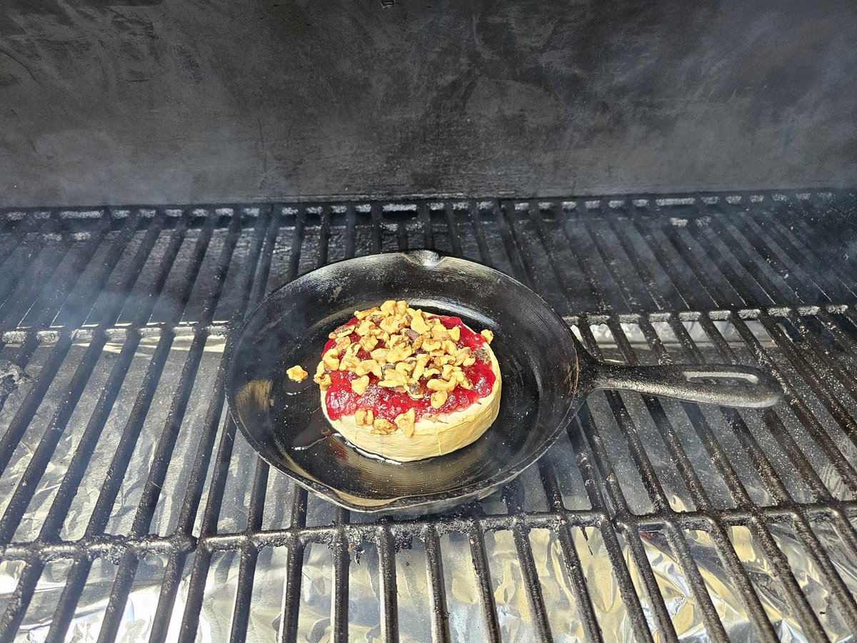 PissedOffMonkey's tweet photo. Smoked Brie with cranberry sauce and walnuts..
#SmokinMonkey
#MonkeysMenu https://t.co/saWl53TqA4