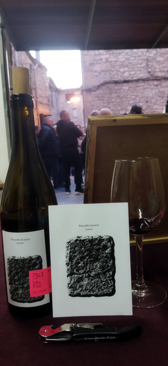 XaviRosApa's tweet image. Avui dia de celebracions i acabem la vetllada presentant "Tota pedra fa paret" , un bon vi negre de criança fet per l'associació @ViuGuimera 
#Guimerà #ValldelCorb #Urgell
#RepúblicaCatalana