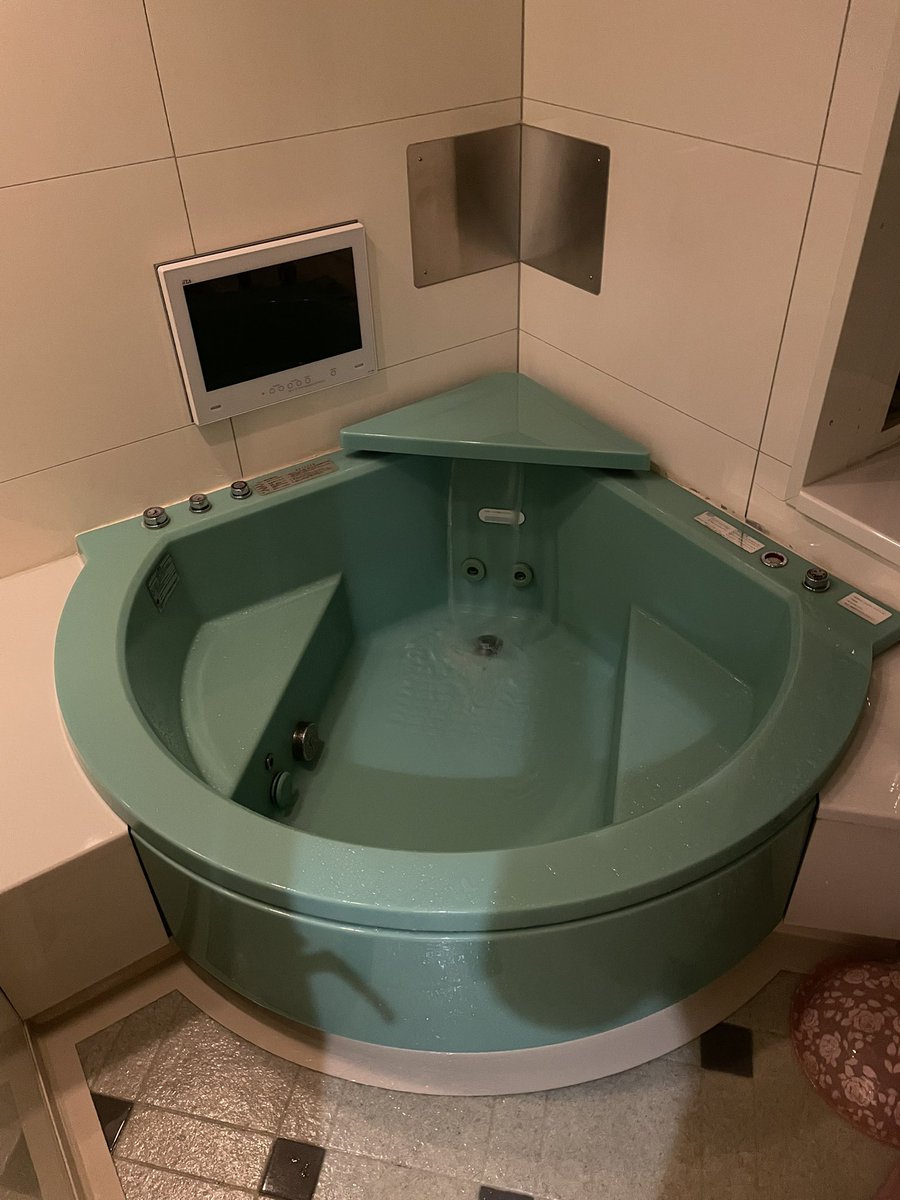 hi_lite51's tweet photo. 英語でbathroom🚽なので、、

#春のラブホ便所祭り https://t.co/dqsYCjNL4J
