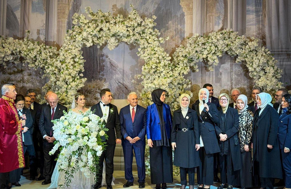drbetulsayan's tweet photo. AK Parti Merkez Disiplin Kurulu Başkanımız Mehmet Sarı ve KADEM Başkanı Canan Sarı’nın sevgili oğulları Murathan ile Emine Bahar kardeşlerimizin nikâh törenine katıldık.

Gençlerimizi tebrik ediyor, ömür boyu mutluluklar diliyorum.

Rabbim iki cihan saadeti versin, sağlık ve huzurla yaşasınlar inşallah. 💐