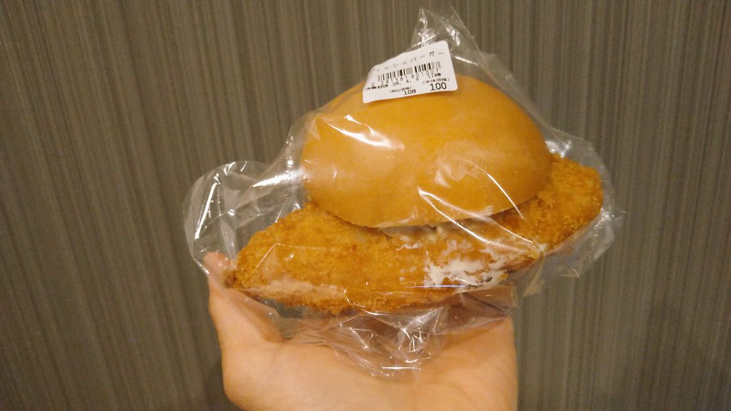 m9(；゜Д゜)つ＜一人旅２日目。おはようございます。朝食はラ・ムーの焼きそばドッグとフィッシュバーガー。量がハンパない。丸かぶりよりも箸で食べるのが正解。味付けはほぼソースでした。