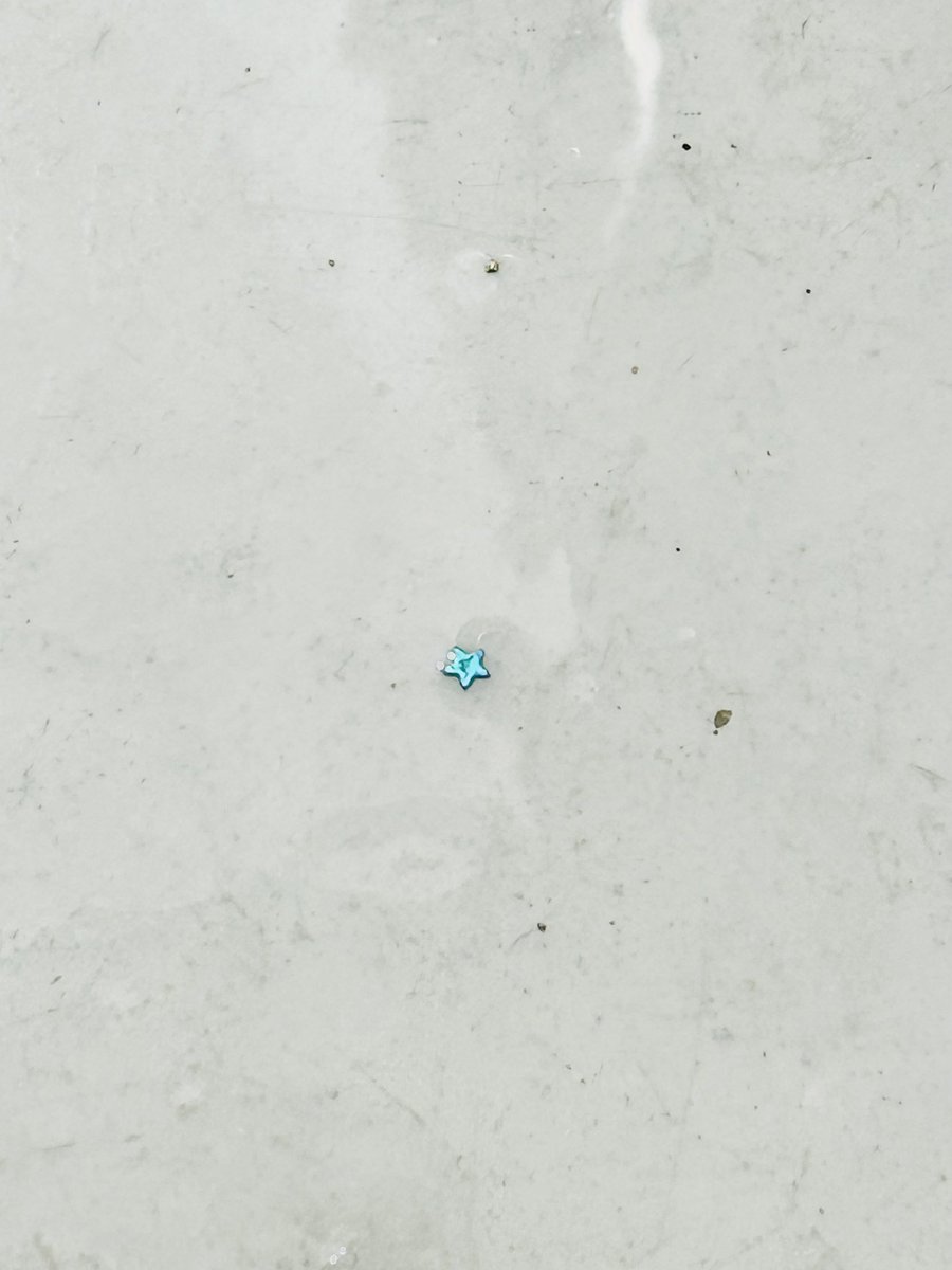 letsgergelim's tweet image. dia 4 de abril eu tomando banho e vejo algo brilhando no chão é ela a estrelinha que usei na maquiagem do carnaval!!!!