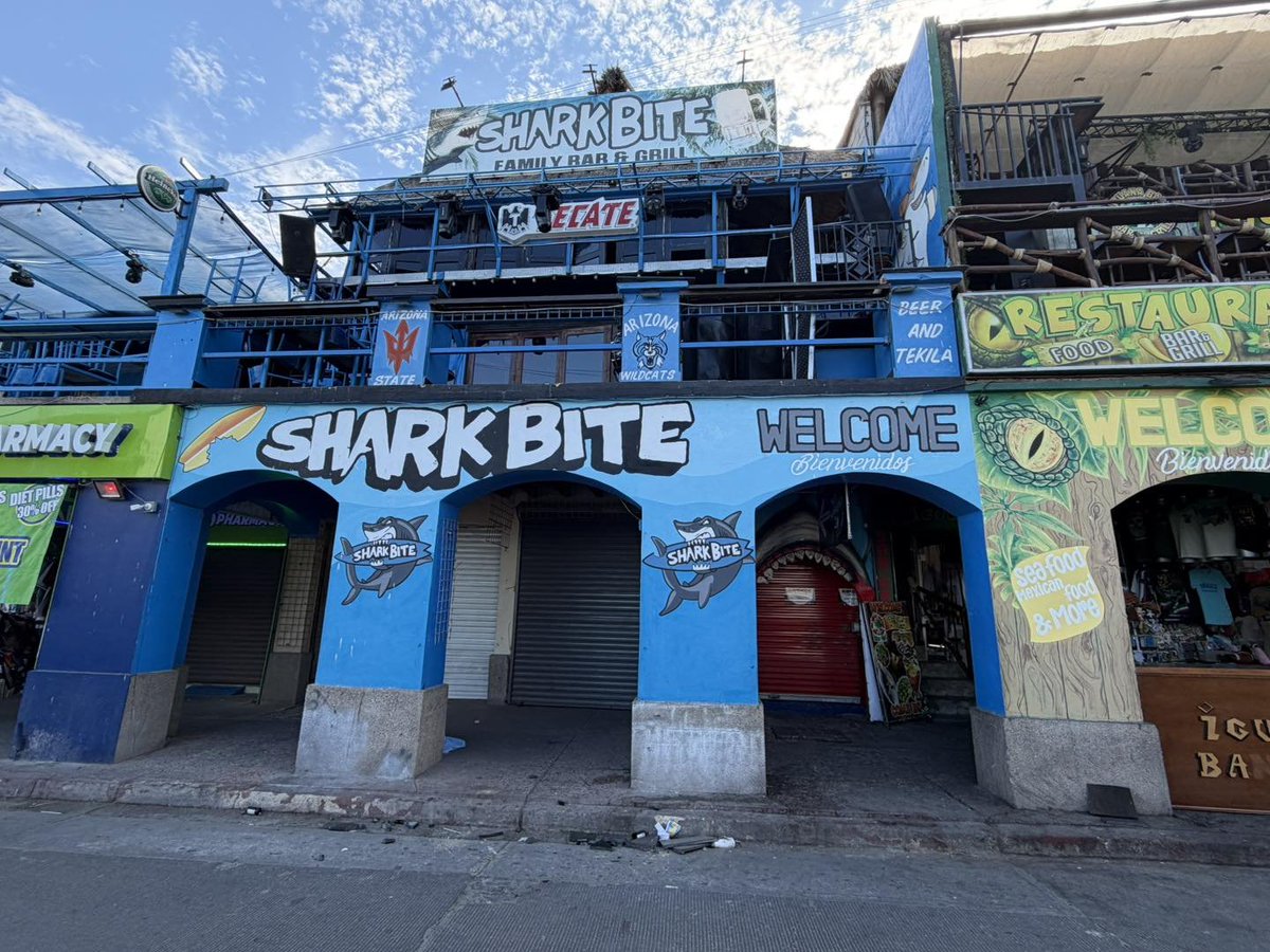 elalbertomedina's tweet image. Tragedia en Puerto Peñasco, #SONORA, en plena Semana Santa.

Un joven turista de 25 años, originario de #Tucson, #Arizona, murió tras sufrir una caída de 7 metros desde la terraza de un bar cerca del malecón.

Los hechos ocurrieron la madrugada del sábado 4 de abril, cerca de las