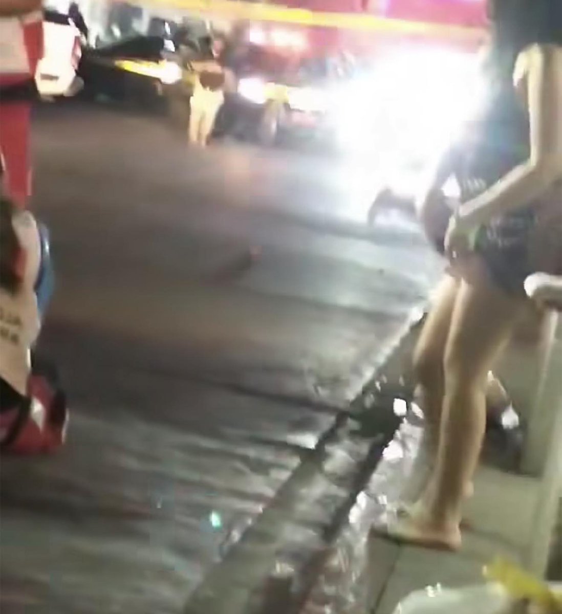 elalbertomedina's tweet image. Tragedia en Puerto Peñasco, #SONORA, en plena Semana Santa.

Un joven turista de 25 años, originario de #Tucson, #Arizona, murió tras sufrir una caída de 7 metros desde la terraza de un bar cerca del malecón.

Los hechos ocurrieron la madrugada del sábado 4 de abril, cerca de las