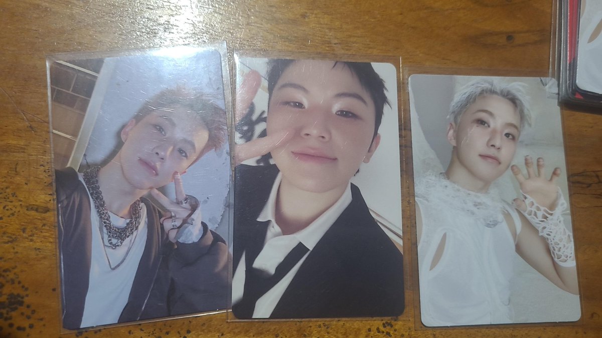 Venda seventeen 
Hoshi 25,00 cada
Woozi 20,00 
Frete pelo super frete 
* desconto pra quem levar os três
