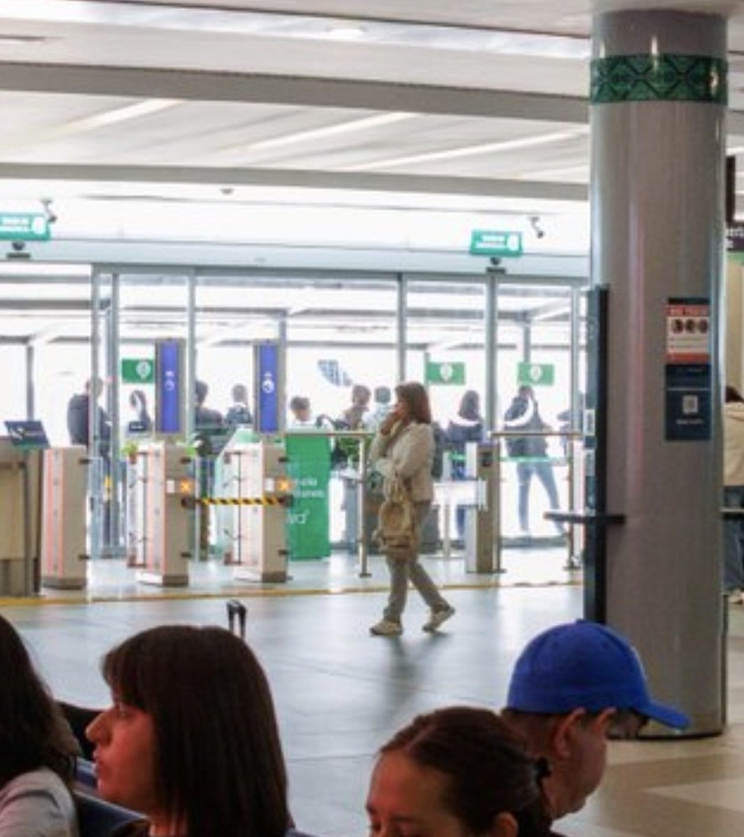 Se les borró la señora de beige jajaja jajajaja 

La fueron a esconder en la columna <a href="/Claudiashein/">Claudia Sheinbaum Pardo</a>