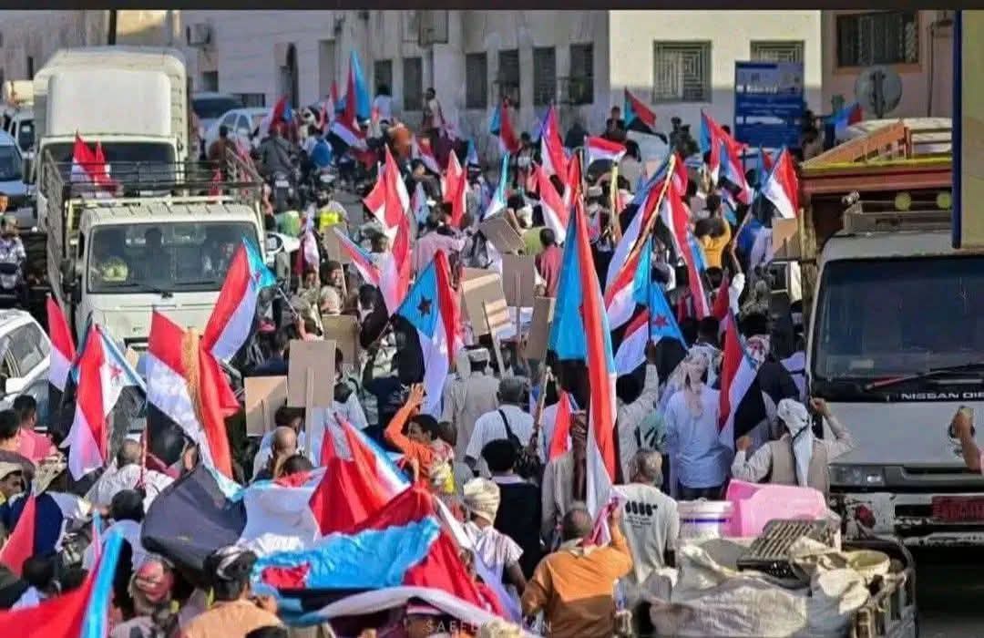 amer_thabet2021's tweet photo. شعب #الجنوب من عام 94م وهو يخرج للشوارع والميادين والساحات للتظاهر سلمياً للمطالبة باستعادة دولة الجنوب لا يدفعه الامارات ولا الانتقالي ولا تدورا لكم أعذار واهية ولا يحرك هذا الشعب الا رغبته في استعادة دولته وبس وكل قطرة دم تسفكونها في رقابكم ستتحملون اثمها ومسؤوليتها ولن يمنع هذا الشعب من الخروج الالة القمع كما تظنون ولكم في ما مضى عبرة ذهب الظلمه وبقي شعب  الجنوب وسيستمر هذا الشعب للخروج في الشوارع والميادين والساحات للمطالبة بحقه لا يمنعه احد من ذلك.. ممكن يمتنع عن الخروج في حالة واحدة فقط ان تعود دولته الجنوبية وعاصمتها عدن وما عدا ذلك فلن يمنع احد هذا الشعب من الخروج للمطالبة بحقه مهما فعل واقسم على ذلك.